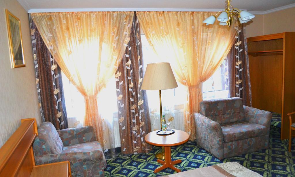 Hotel Zum Goldenen Hirsch Sankt Kilian Habitación foto