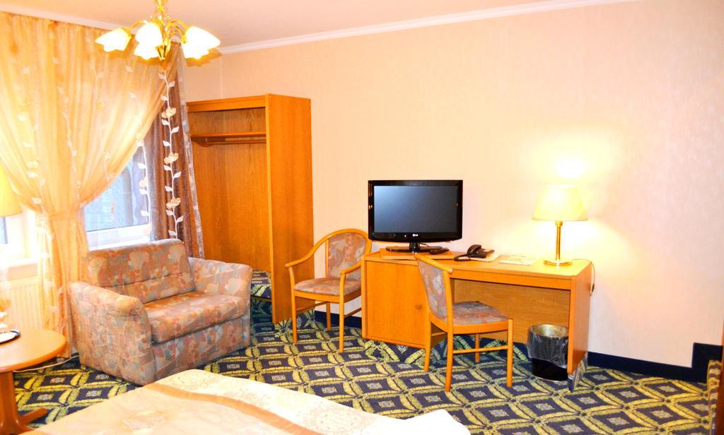 Hotel Zum Goldenen Hirsch Sankt Kilian Habitación foto