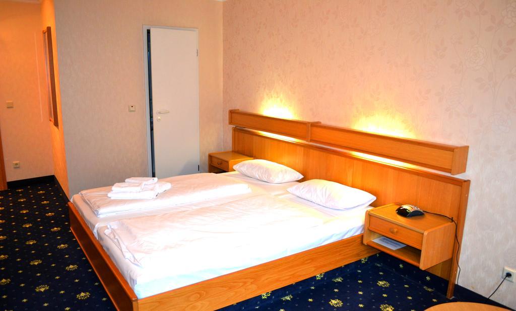 Hotel Zum Goldenen Hirsch Sankt Kilian Habitación foto