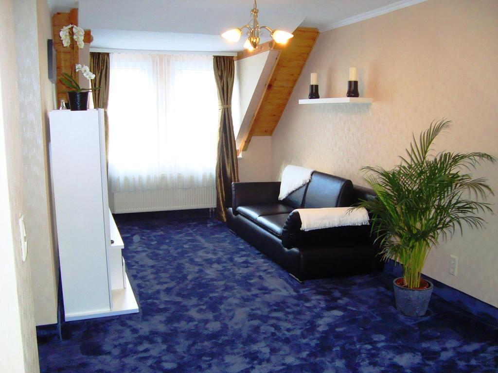 Hotel Zum Goldenen Hirsch Sankt Kilian Habitación foto
