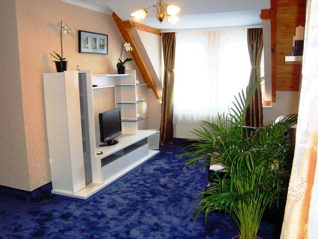 Hotel Zum Goldenen Hirsch Sankt Kilian Habitación foto